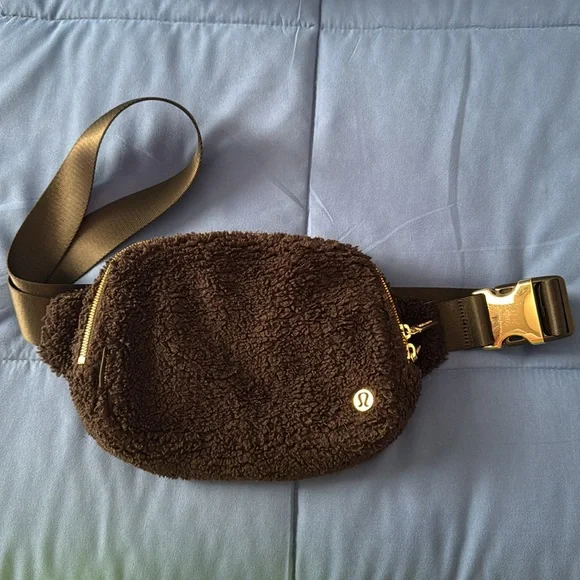 SOLD OUT Lululemon Everyday Belt Bum Bag Fleece 2L in Black & Gold! - Picture 3 of 10